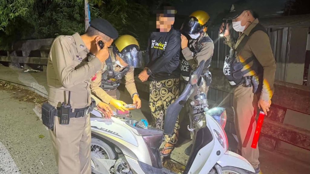Read more about the article สภ.บางเสาธง จับชายพกปืนพร้อมกระสุน 100 นัด ตรวจค้นพบซุกซ่อนในรถจักรยานยนต์