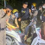 สภ.บางเสาธง จับชายพกปืนพร้อมกระสุน 100 นัด ตรวจค้นพบซุกซ่อนในรถจักรยานยนต์